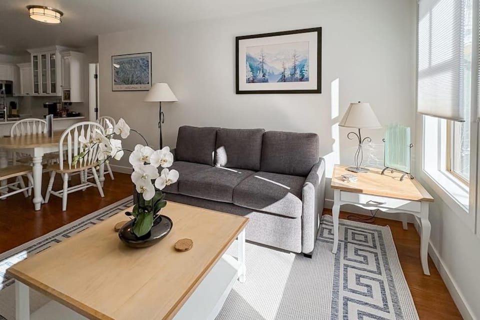 Cozy mountain-view condo with shared hot tub pool & more - walk to ski lifts House in Wasatch County