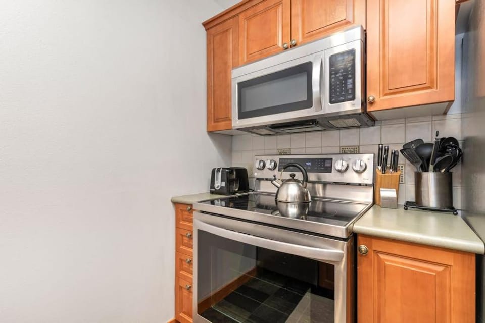 ski-in - ski-out Condo with Lovely Ski Views Shared Pool-Sauna-Hot Tub & WiFi House in Solitude