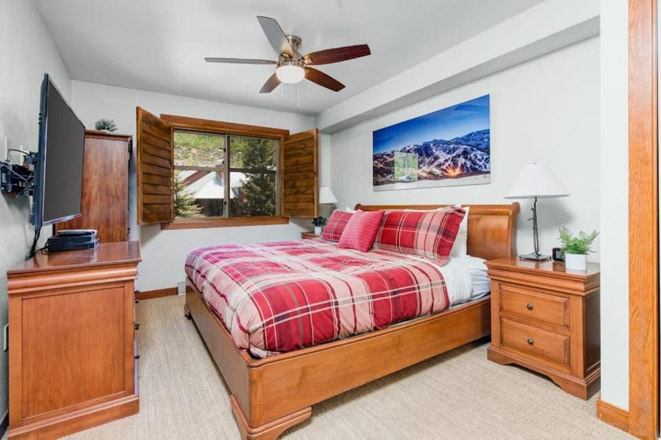 5th-floor condo with balcony W&D heated pool hot tub lockers game room gym House in Wasatch County