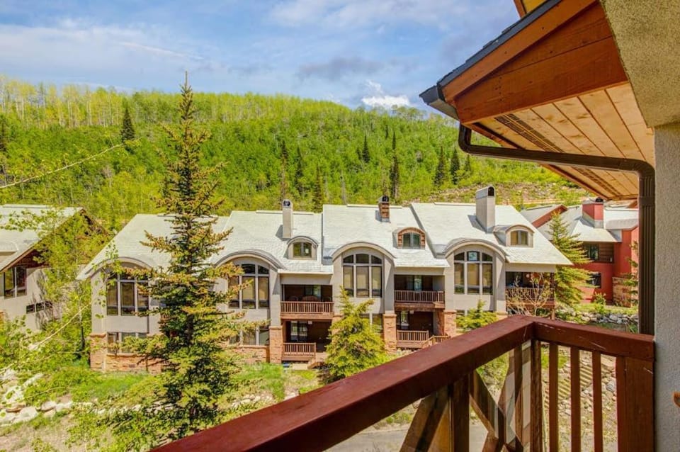 5th-floor condo with balcony W&D heated pool hot tub lockers game room gym House in Wasatch County