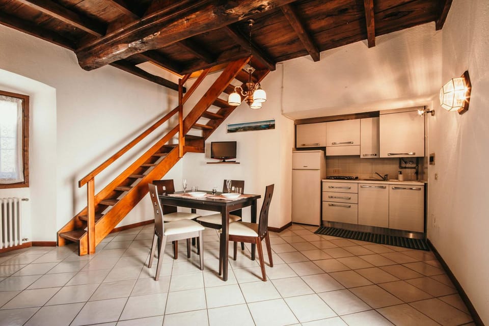 Kitchen or kitchenette, Dining area, stove