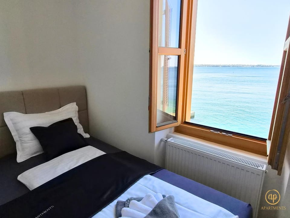 Bed, Bedroom, Sea view, towels