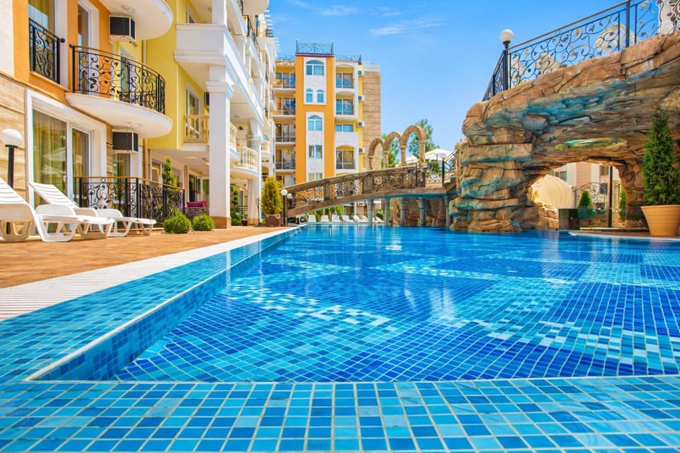 Property building, Day, Swimming pool, Swimming pool, sunbed