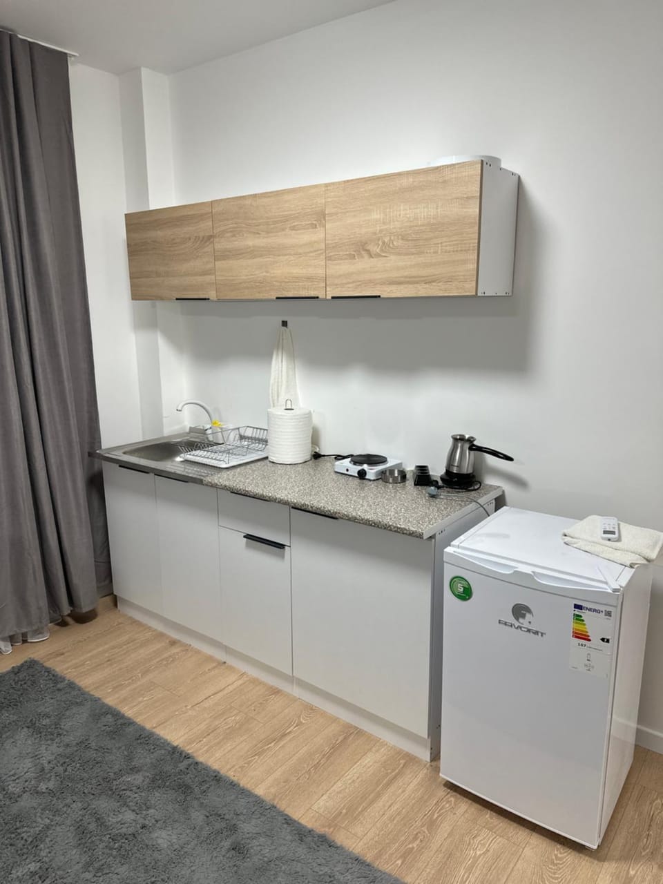 Kitchen or kitchenette, minibar
