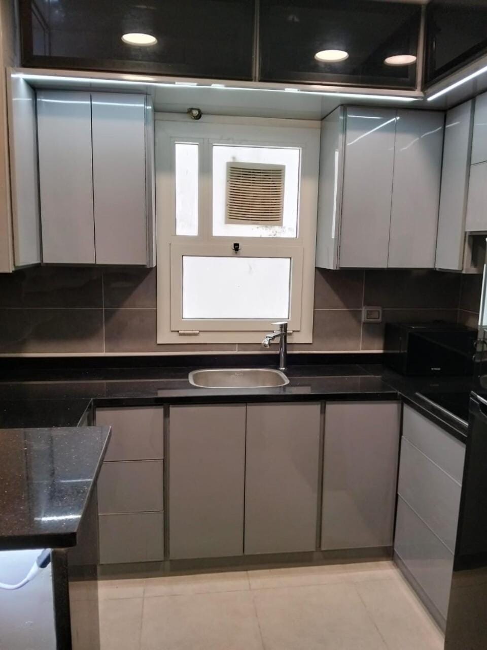 Kitchen or kitchenette, minibar