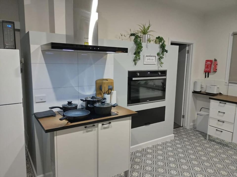 House, large bungalow, Wifi, Netflix, 3 office desk House in Stawell