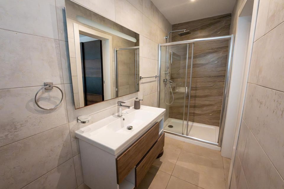 Shower, Bathroom, towels