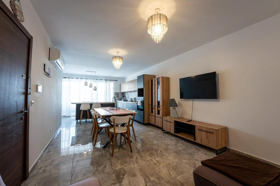TV and multimedia, Kitchen or kitchenette, Living room, Dining area, oven, air conditioner
