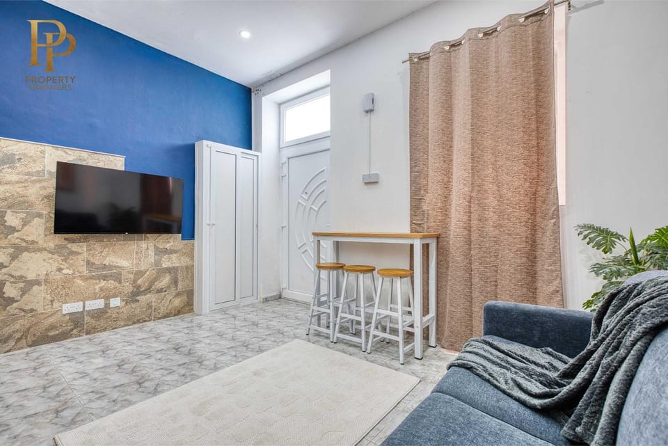 Communal lounge/ TV room, TV and multimedia, Living room, Seating area, Dining area, Evening entertainment