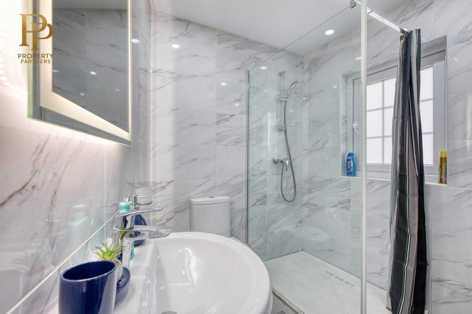 Shower, Bathroom, Bath, towels