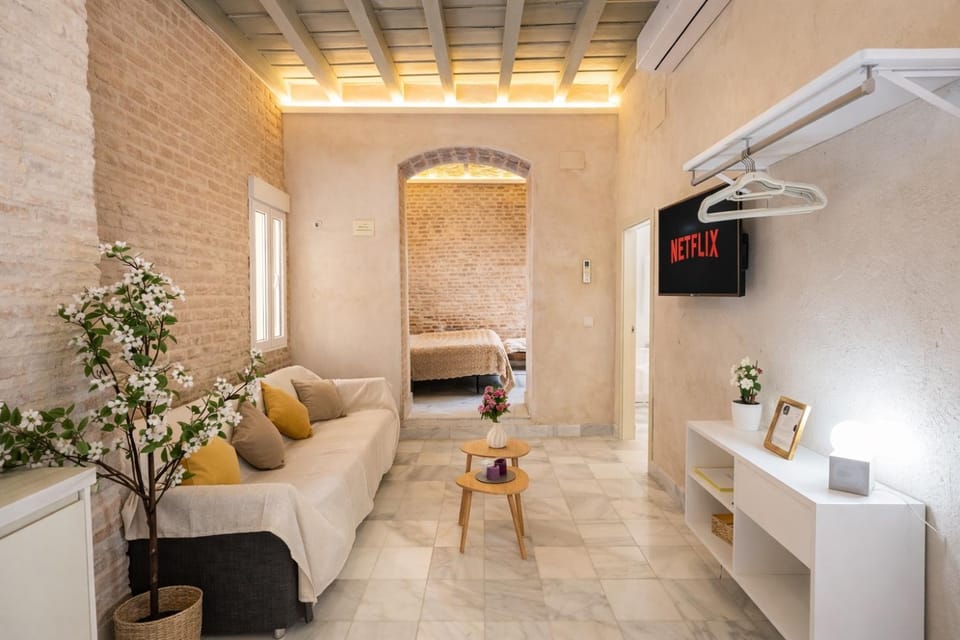 Apartamento en Triana para 4 personas Patio Privado A 5 min Puente Triana Apartment in Seville