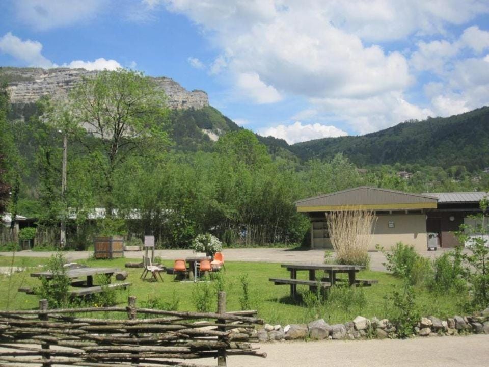 Camping Le SIGNAL Nantua Campground/ 
RV Resort in Auvergne-Rhône-Alpes
