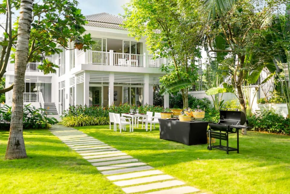 Property building, Patio, Spring, Day, Natural landscape, Garden, Living room, Seating area, Garden view