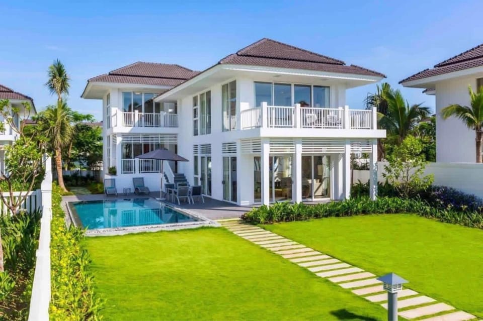 Property building, Patio, Spring, Day, Garden, Garden view, Pool view, Swimming pool, Swimming pool, sunbed