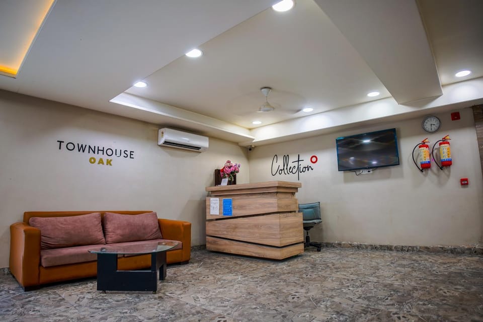 Communal lounge/ TV room, Living room, Lobby or reception, Seating area, Evening entertainment
