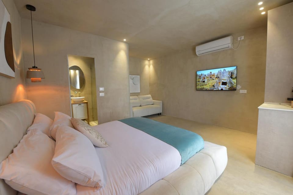 Bed, TV and multimedia, Bedroom