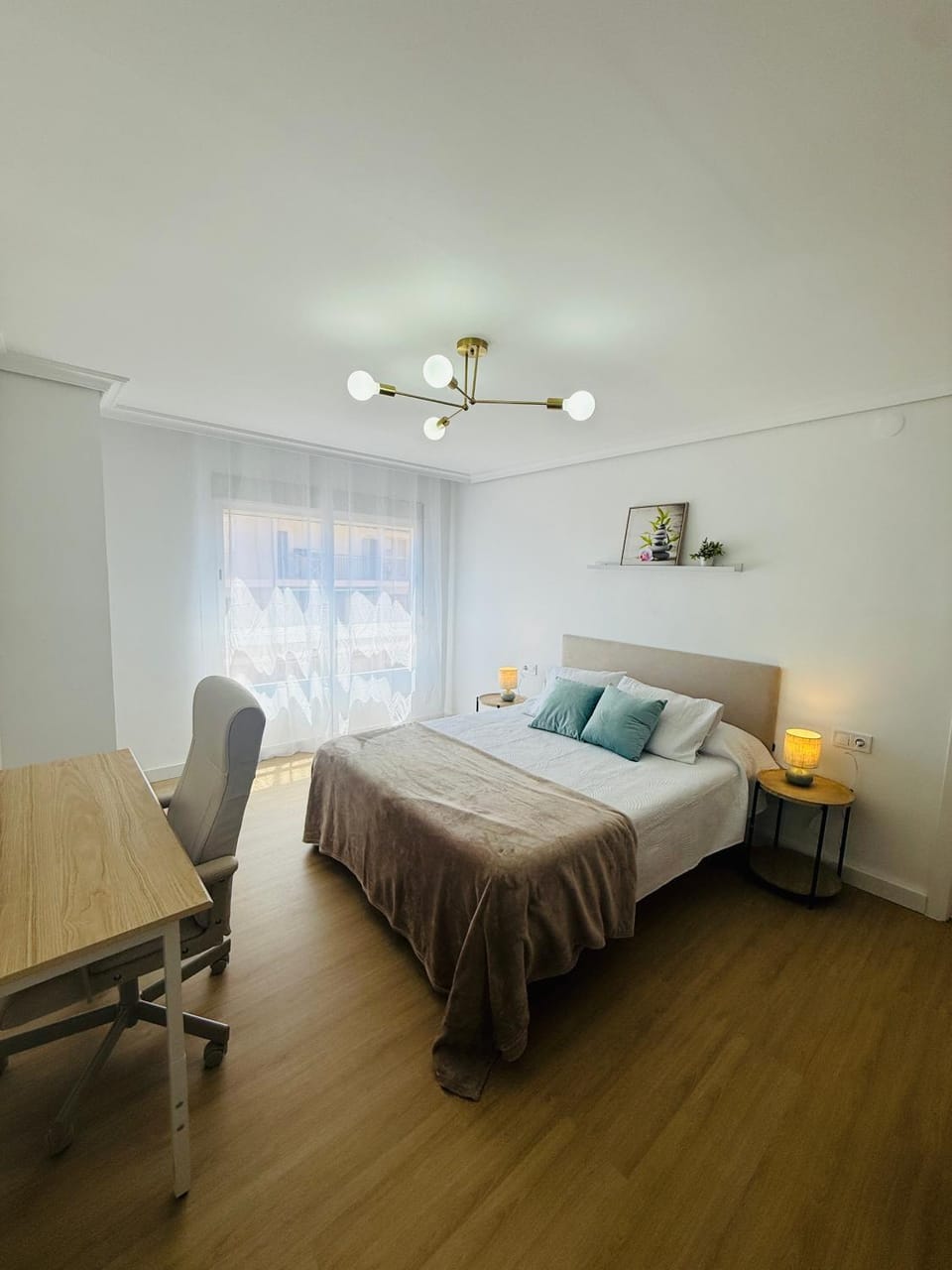 Bed, Photo of the whole room, Seating area, Bedroom