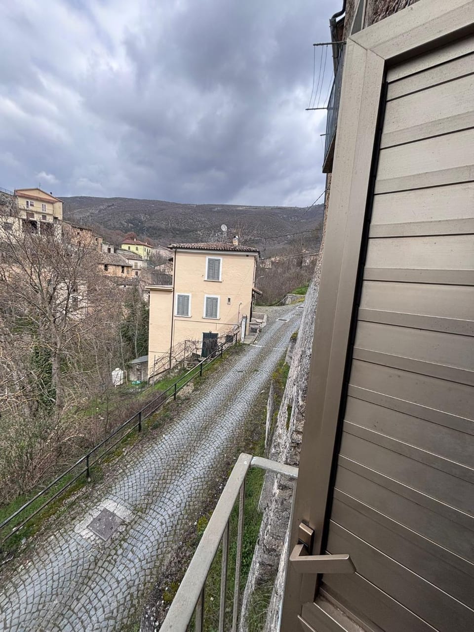 Property building, Day, Neighbourhood, Natural landscape, Mountain view