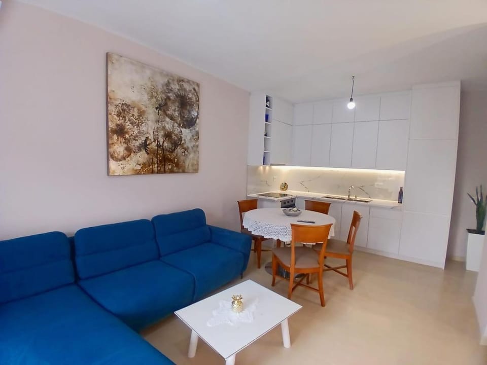 Amaris-Kian Tragaj Apparent Apartment in Vlorë