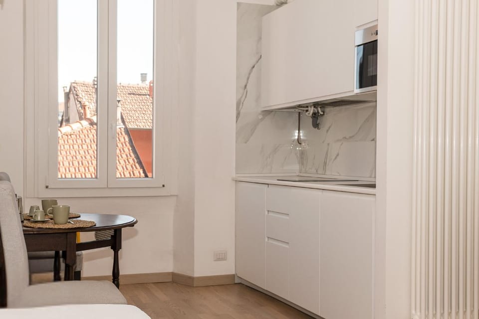 Kitchen or kitchenette, Dining area, microwave, stove
