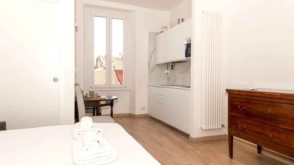 Bed, Kitchen or kitchenette, Photo of the whole room, Dining area, microwave, stove