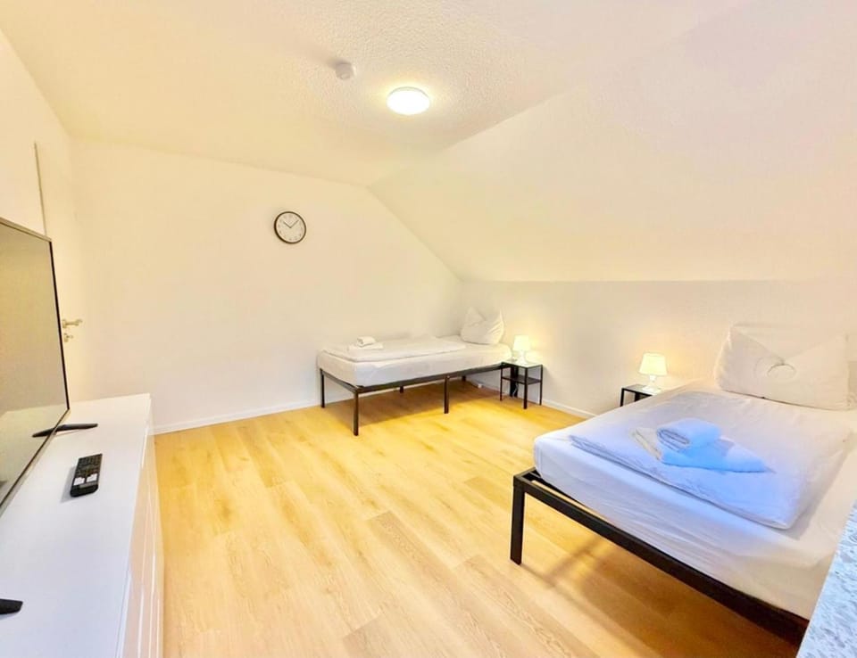 Bed, TV and multimedia, Bedroom