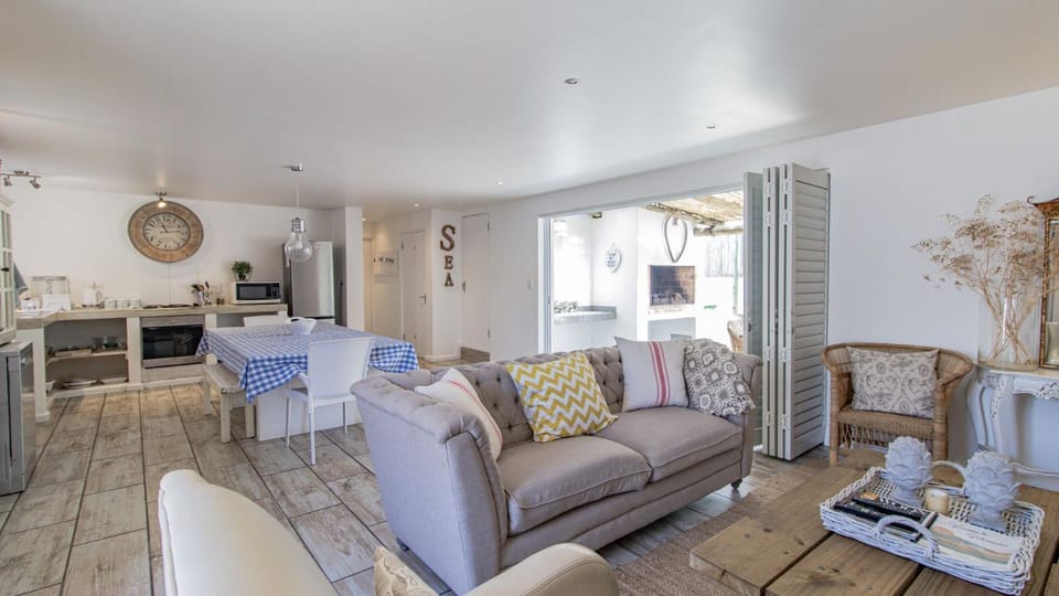 Patio, Living room, Dining area, kitchen