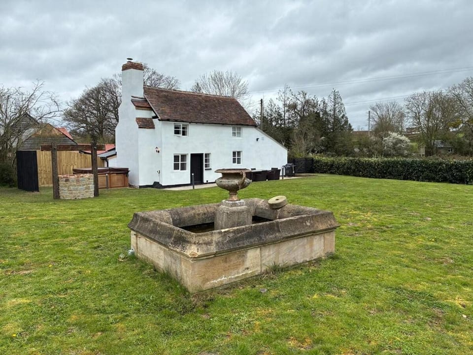 Property building, Day, Garden, Garden view