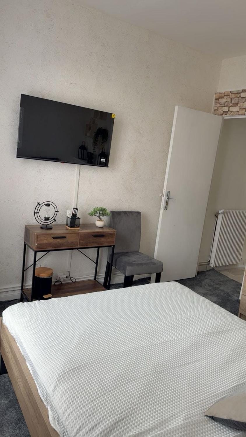 Stylish Single room only excluding Living room Vacation rental in Aubervilliers