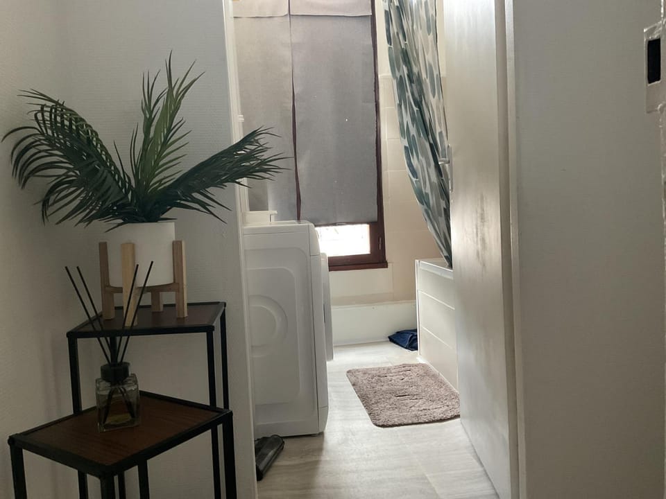 Stylish Single room only excluding Living room Vacation rental in Aubervilliers