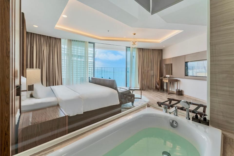 Bed, Hot Tub, TV and multimedia, Photo of the whole room, Bedroom, Bath