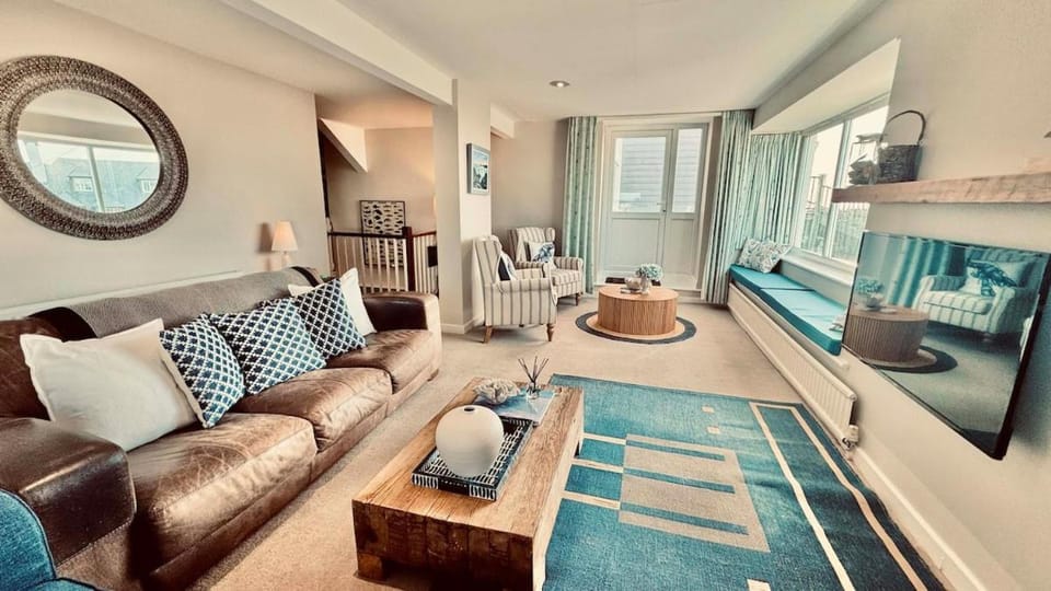 Porth Diana House -SLEEPS 10- SEA VIEWS- TREARDDUR Apartment in Trearddur Bay