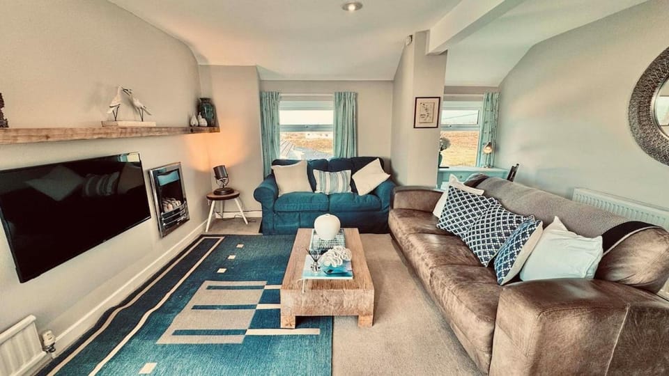 Porth Diana House -SLEEPS 10- SEA VIEWS- TREARDDUR Apartment in Trearddur Bay