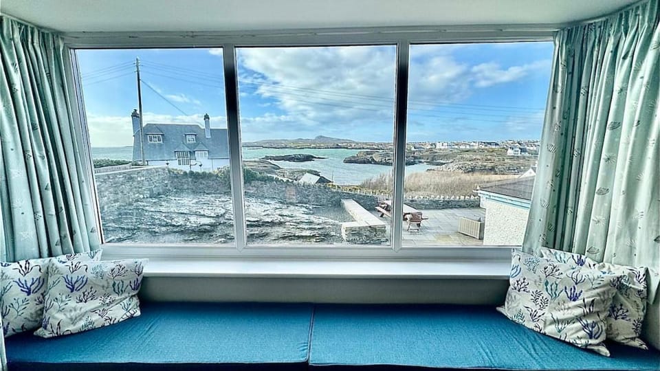Porth Diana House -SLEEPS 10- SEA VIEWS- TREARDDUR Apartment in Trearddur Bay