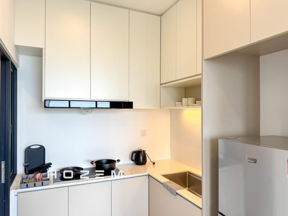 Kitchen or kitchenette, minibar, oven, stove