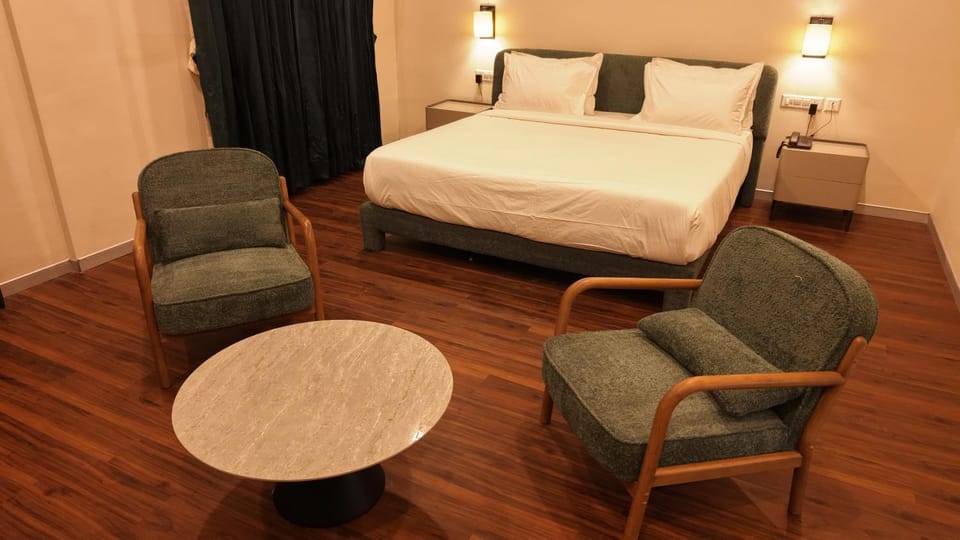 Photo of the whole room, Bedroom