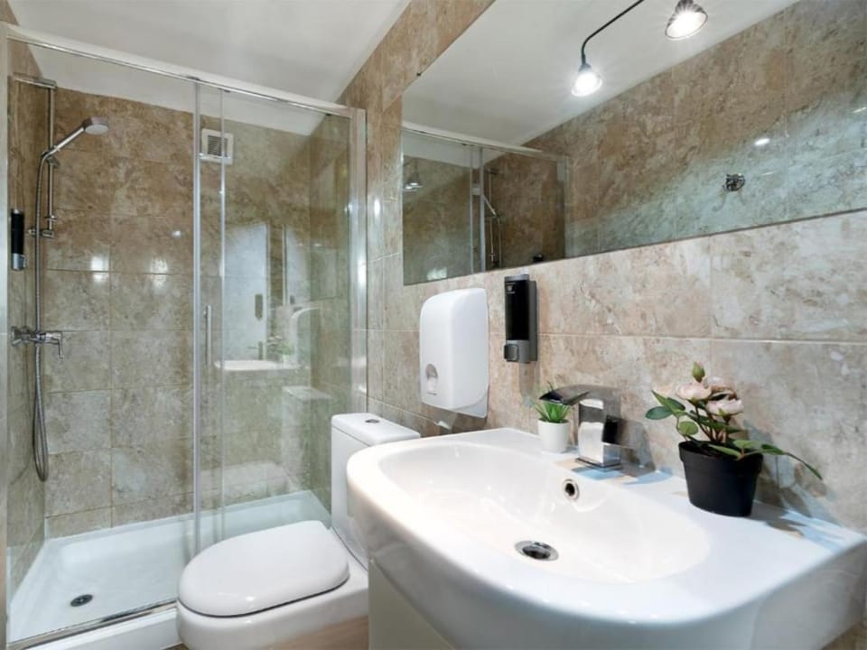 Shower, Toilet, Bathroom, towels