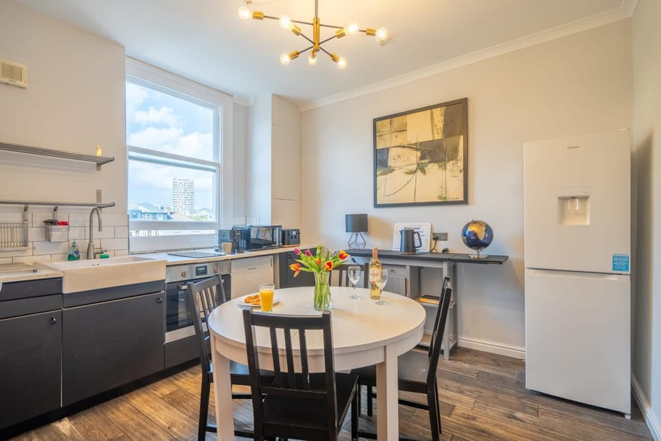 Coffee/tea facilities, Kitchen or kitchenette, Seating area, Dining area, oven, stove, toaster
