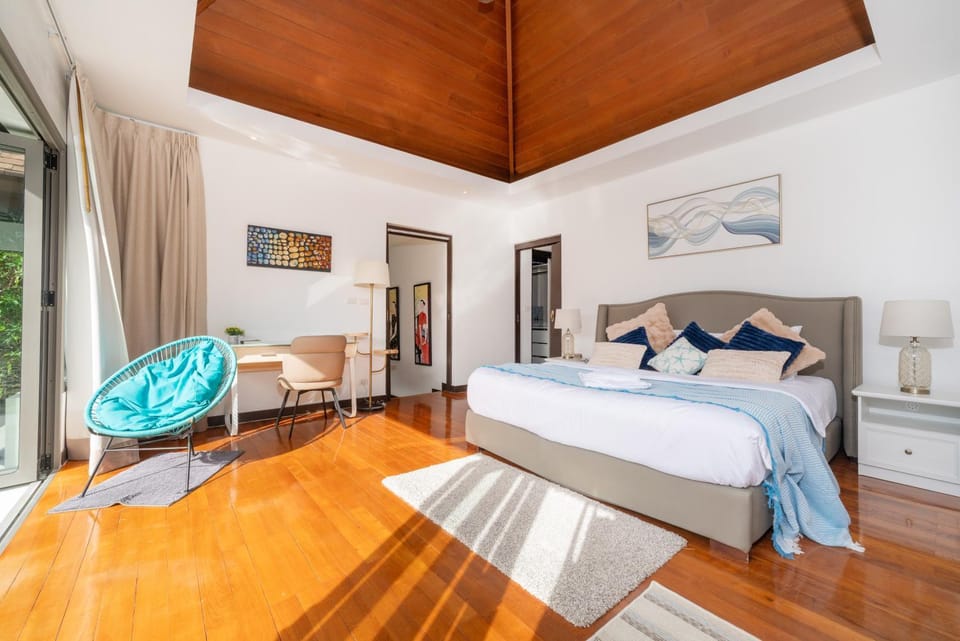 Bed, Photo of the whole room, Seating area, Bedroom