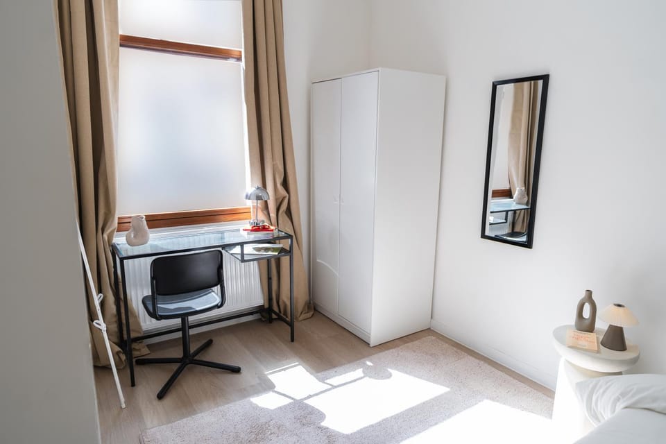 Seating area, Bedroom, wardrobe