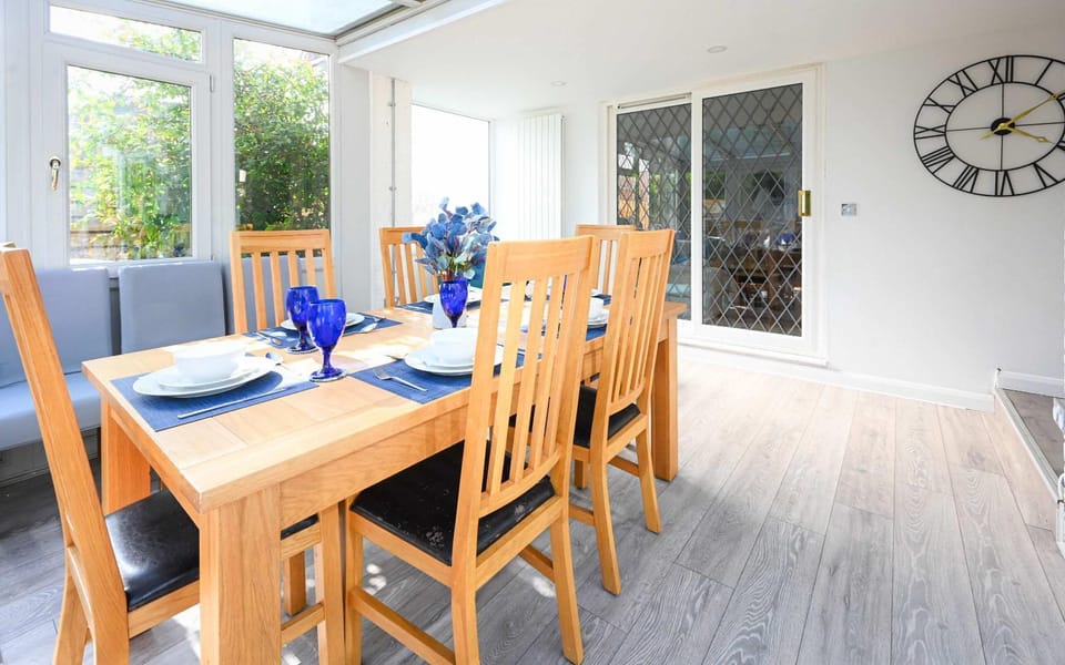 Seating area, Dining area