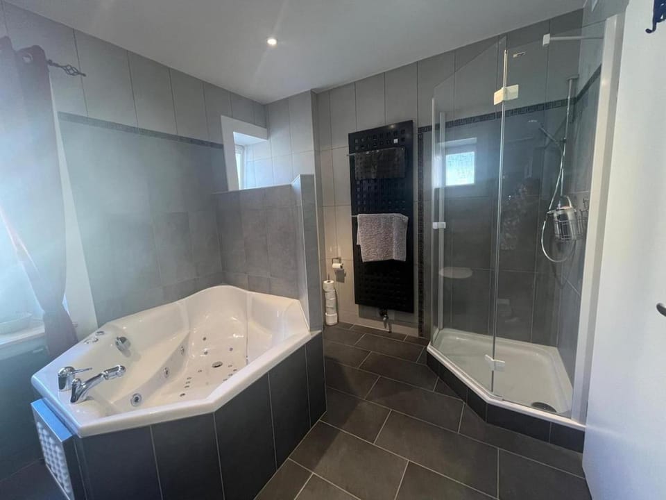Shower, Hot Tub