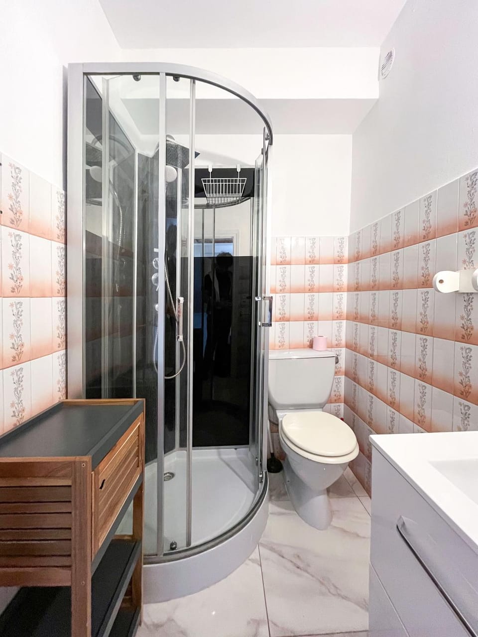 Shower, Toilet