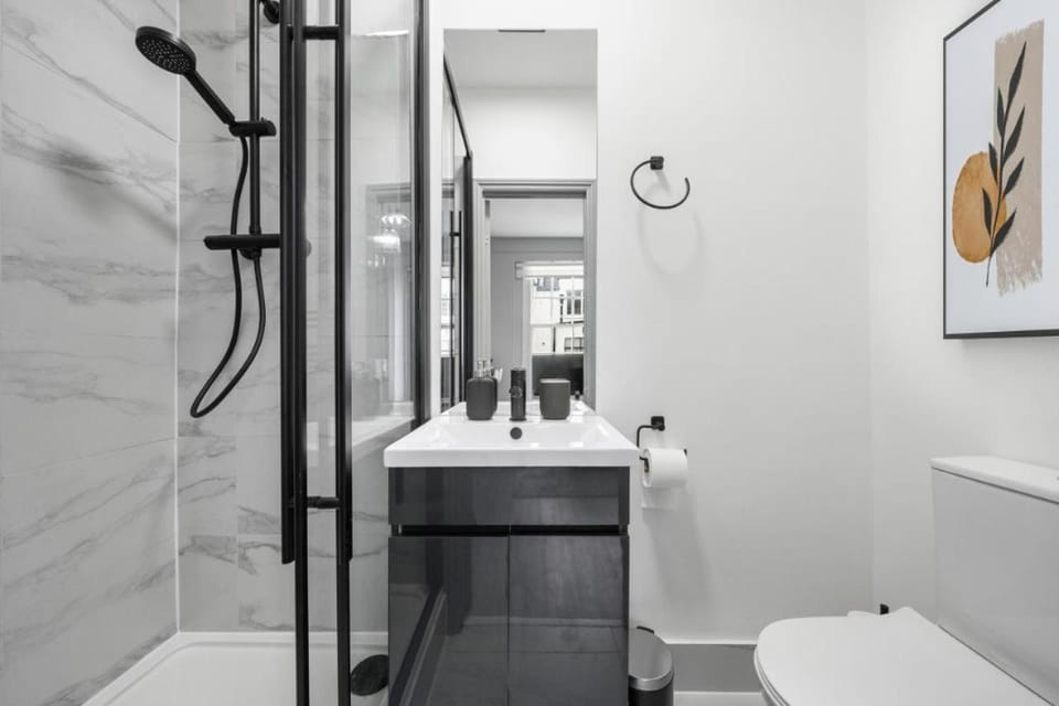 Shower, Toilet, Bathroom, towels