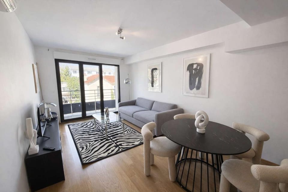 Charmant appartement avec balcon a Courbevoie - 4P Apartment in Courbevoie