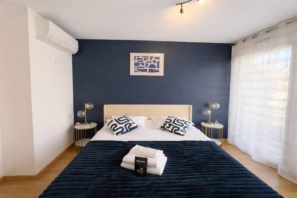 Charmant appartement avec balcon a Courbevoie - 4P Apartment in Courbevoie
