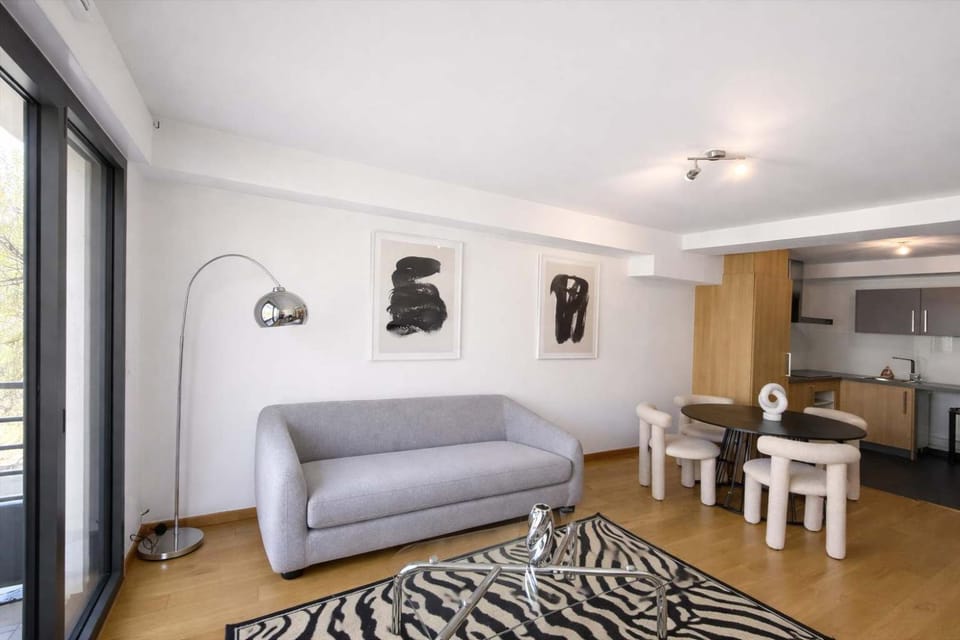 Charmant appartement avec balcon a Courbevoie - 4P Apartment in Courbevoie
