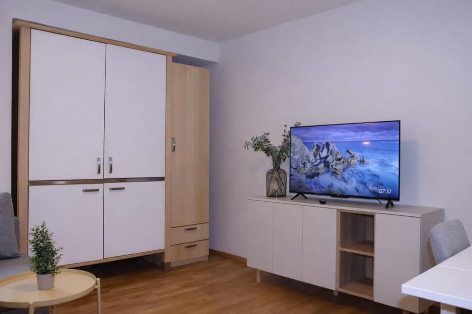 TV and multimedia, Kitchen or kitchenette, Living room