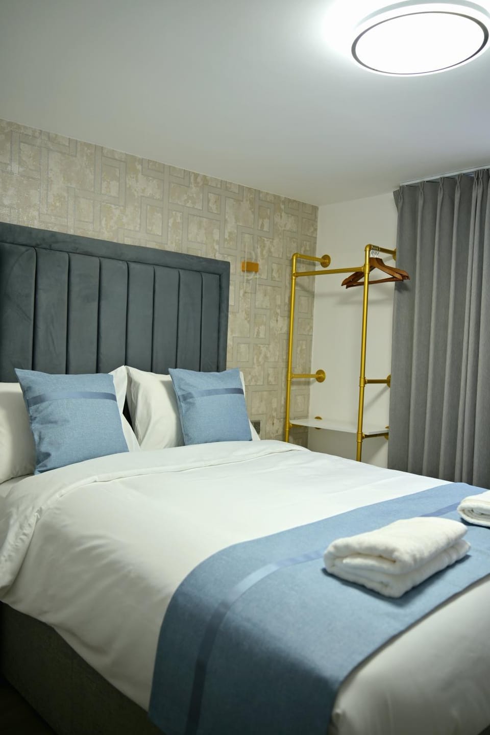 Bed, Photo of the whole room, Bedroom, towels