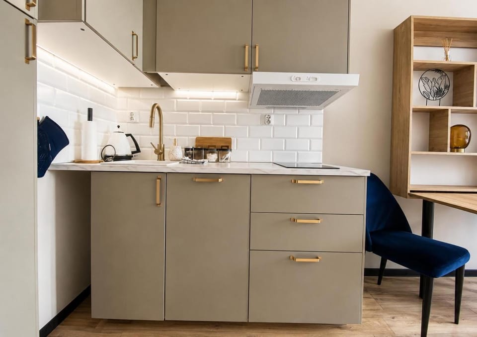 Kitchen or kitchenette, Dining area, minibar, oven, stove